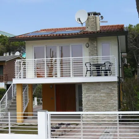 Beachfront With Stunning Ocean Views דירה