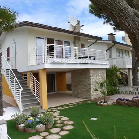 דירה Beachfront With Stunning Ocean Views *
