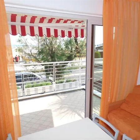 Beachfront With Stunning Ocean Views דירה *