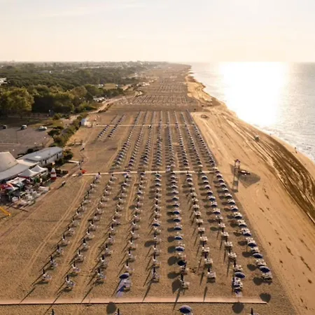 Beachfront With Stunning Ocean Views דירה